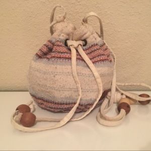Small cross body bucket bag.